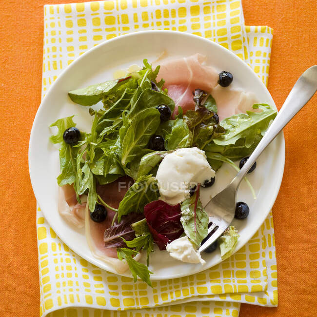 Prosciutto salad with blueberries — Stock Photo