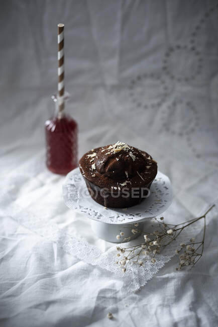 Vegan chocolate cake with a chocolate nougat glaze and grated rice milk chocolate — Stock Photo