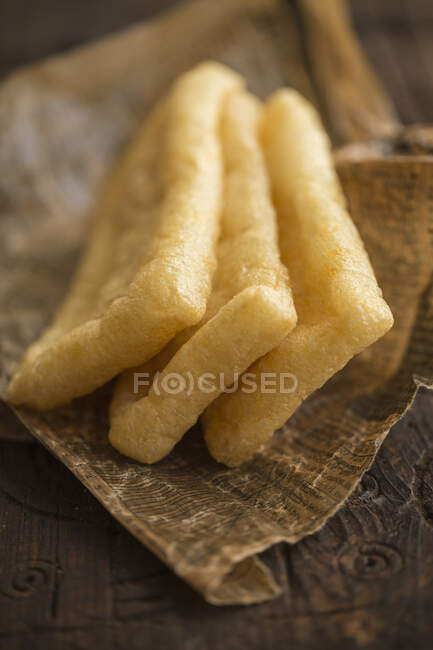 Fried tofu slices on paper — Stock Photo