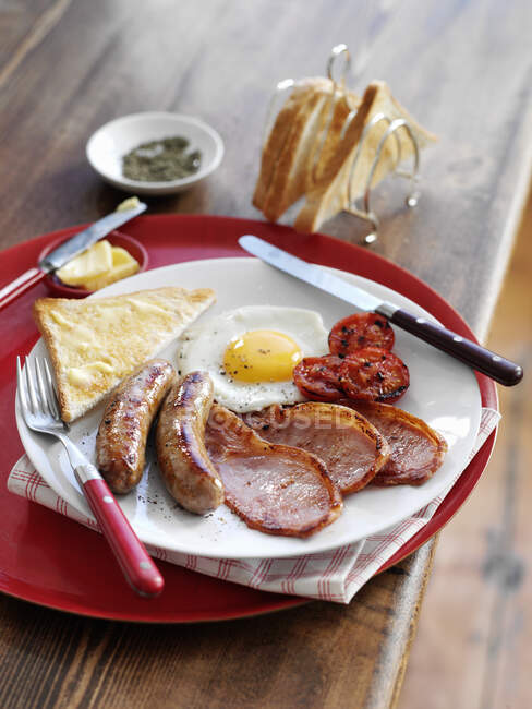 Um pequeno-almoço inglês com torradas — Fotografia de Stock