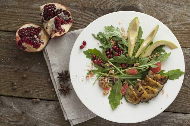 Foguete com beringela, toranja, sementes de romã, noz e abacate — Fotografia de Stock