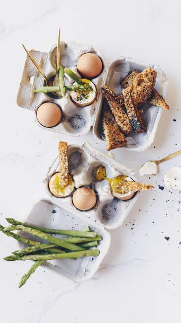 Huevos cocidos con espárragos y tostadas - foto de stock