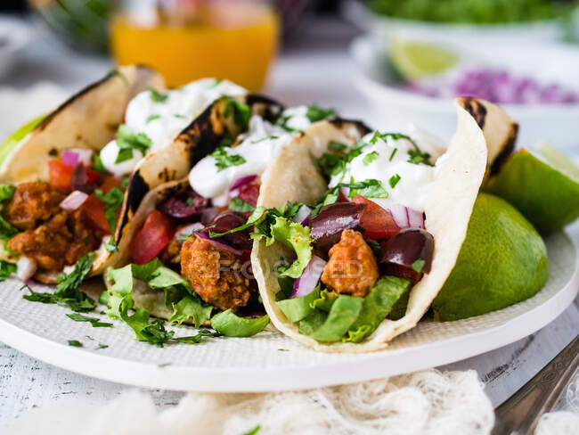 Teller mit gemahlenen Truthahn-Tacos mit geschnittenem Kalk auf Teller — Stockfoto