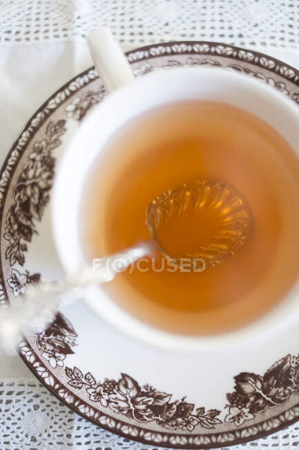 Чай в старовинній чашці і тарілці — стокове фото