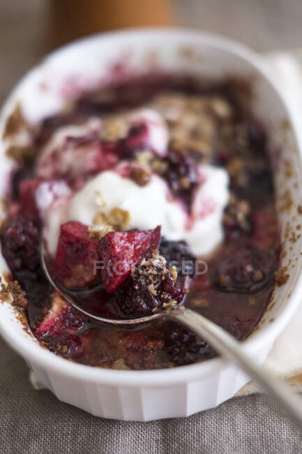 Blackberry Apple Crumble close-up view — Stock Photo