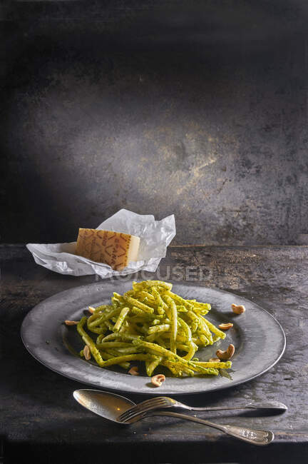 Macaroni with green pesto, cashew nuts and parmesan — Stock Photo