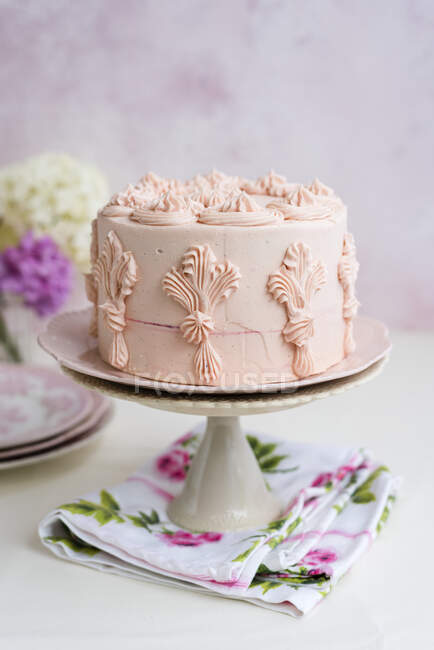 Festive vanilla cake with a pink fondant glaze — Stock Photo