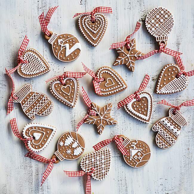 Various gingerbread with white sugar decoration — Stock Photo