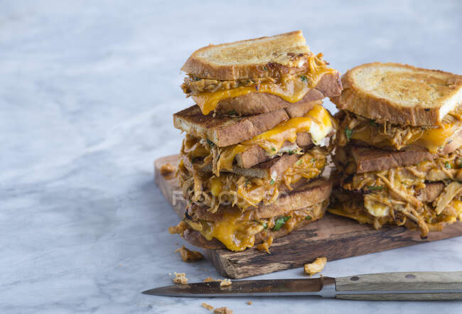 Sanduíches de frango e queijo grelhados com molho de búfalo — Fotografia de Stock