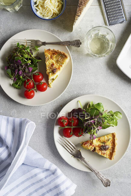 Two slices of Brussels sprouts quiche with a side salad (seen from above) — Stock Photo