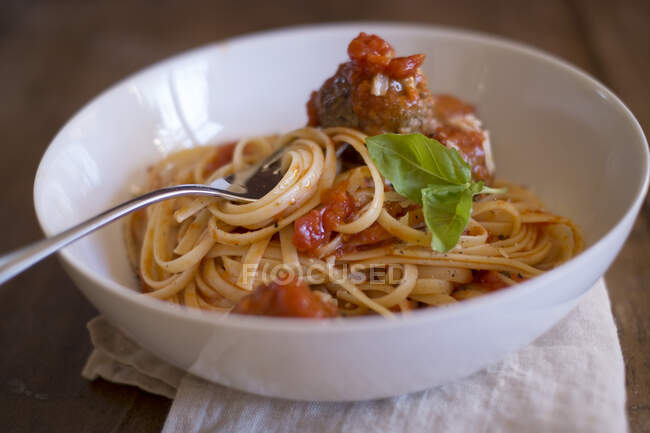 Linguine with meatballs in tomato sauce — Stock Photo