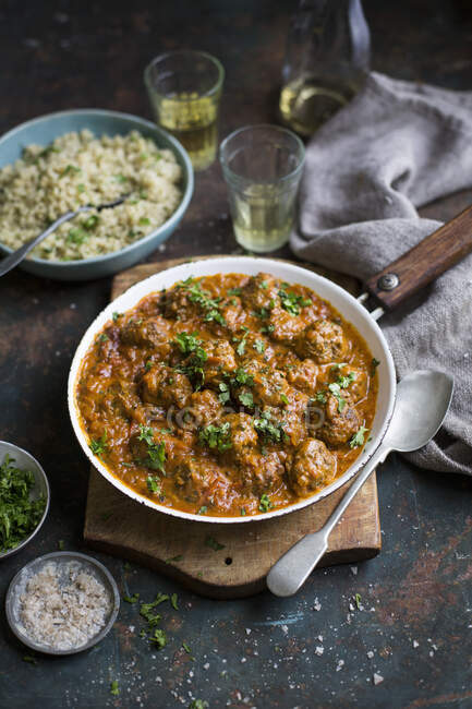 Picante albóndiga al curry en tazón blanco - foto de stock