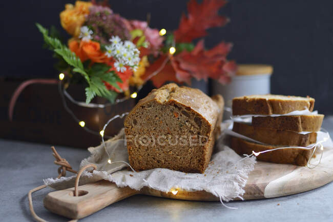 Pastel de zanahoria de otoño en una lata de pan, en rodajas - foto de stock