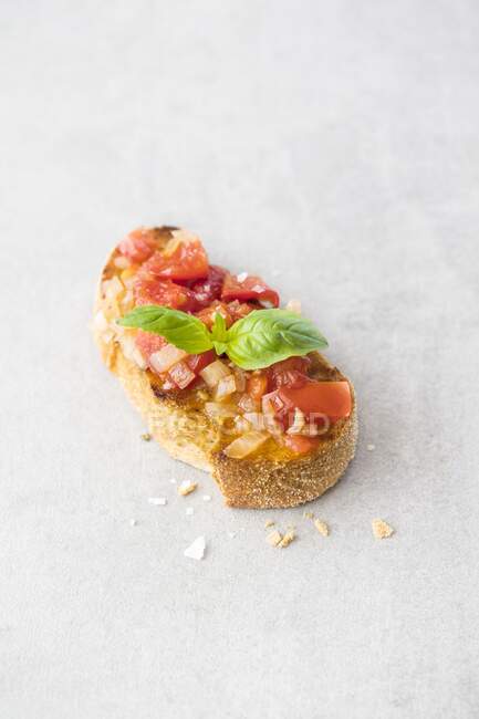 Брускетта з помідорами, цибулею, часником та базиліком — стокове фото
