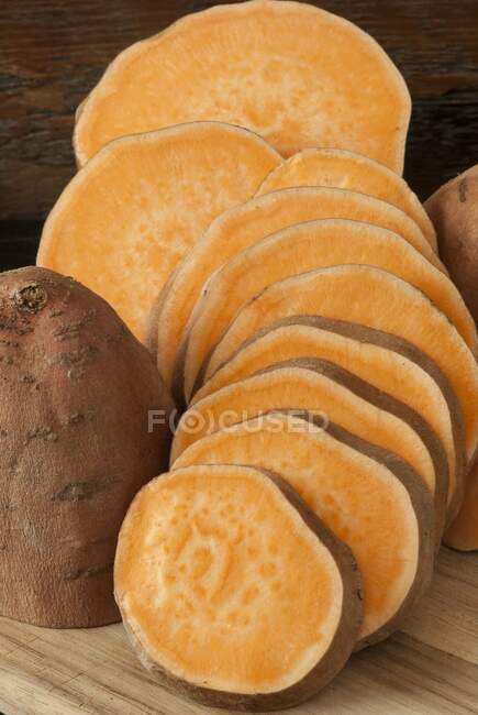 Нарізана сира солодка картопля — стокове фото