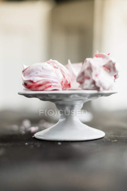 Bolachas de merengue de arando marmoreado — Fotografia de Stock