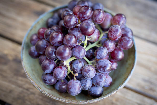 Grapes in bowl close-up view — Stock Photo