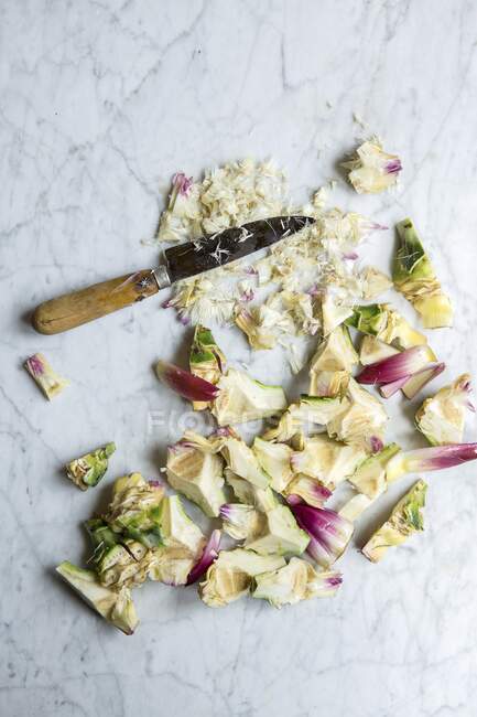 Chopped artichokes with a knife — Stock Photo