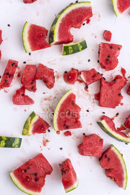 Pedaços de melancia, inteiros, comidos e esmagados — Fotografia de Stock