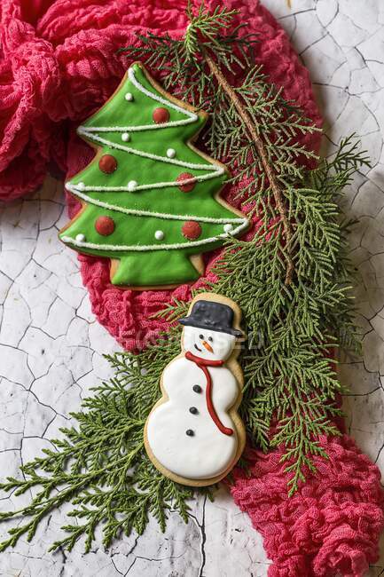 Snowman and fir tree cookies — Stock Photo