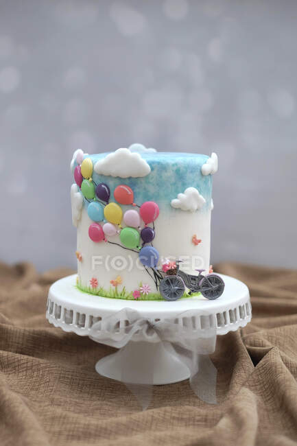Um bolo de pêssego e hibisco decorado com balões — Fotografia de Stock