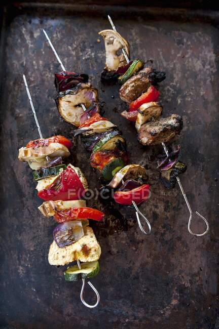 Chicken and lamb skewers with vegetables, top view — Stock Photo
