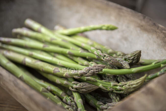 Asparagi verdi freschi in una scatola — Foto stock
