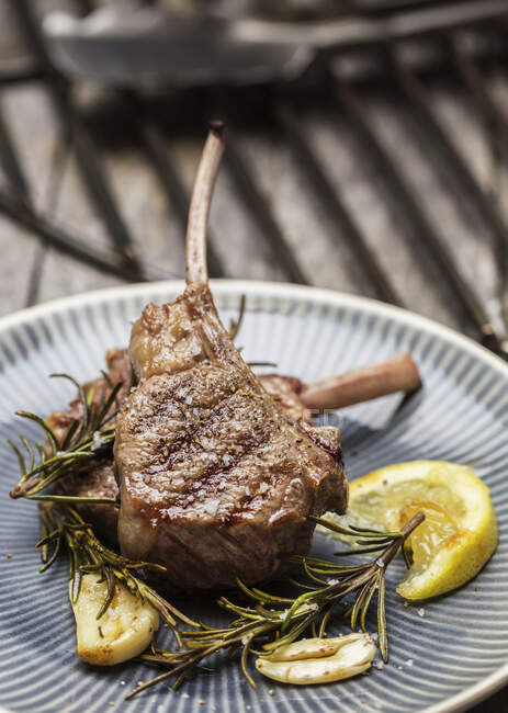 Grilled rack of lamb with rosemary, lemon and garlic — Stock Photo