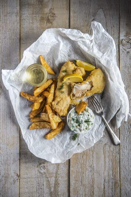 Pesce e patatine con salsa tartare e limone — Foto stock
