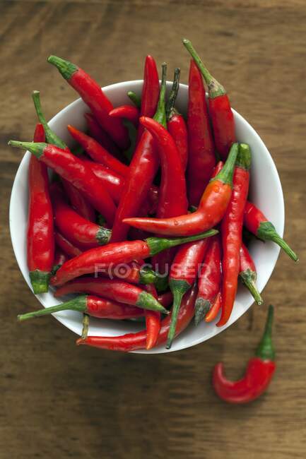 Chillies vermelhos em um prato — Fotografia de Stock