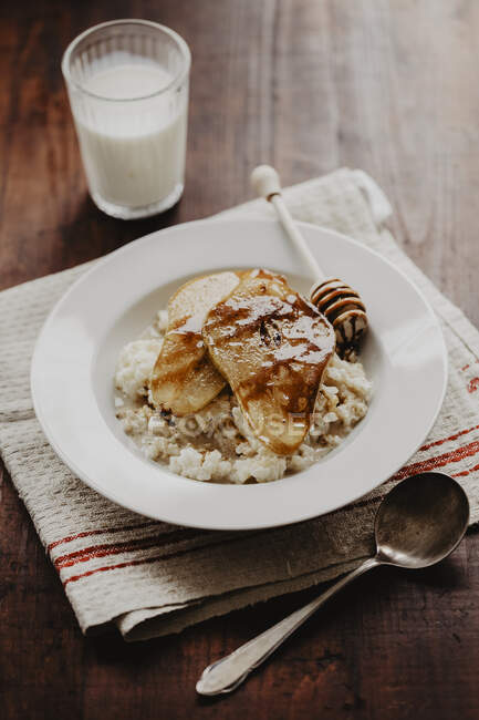 Rice pudding with pears, cinnamon, and maple syrup — Stock Photo