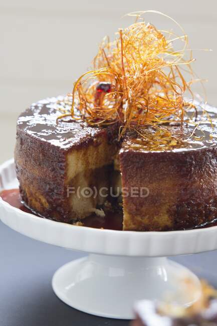 Torta quesillo, bolo latino-americano coberto com fios de caramelo — Fotografia de Stock