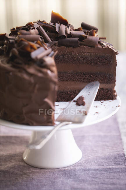 Тришаровий шоколадний торт, нарізаний. — стокове фото