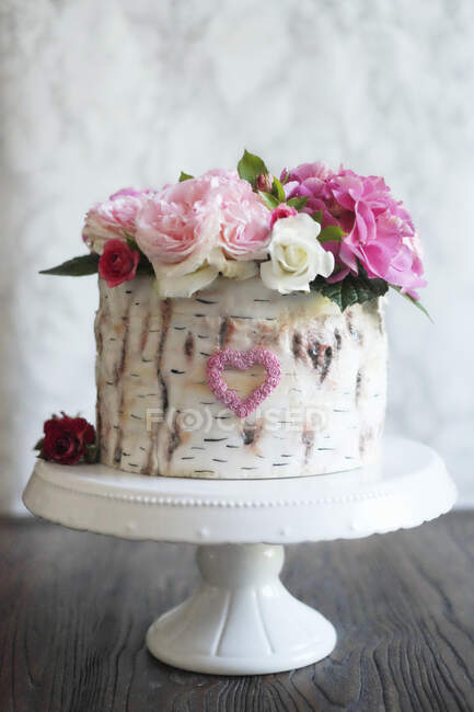Strawberry and pistachio cake decorated to look like a silver birch — Stock Photo