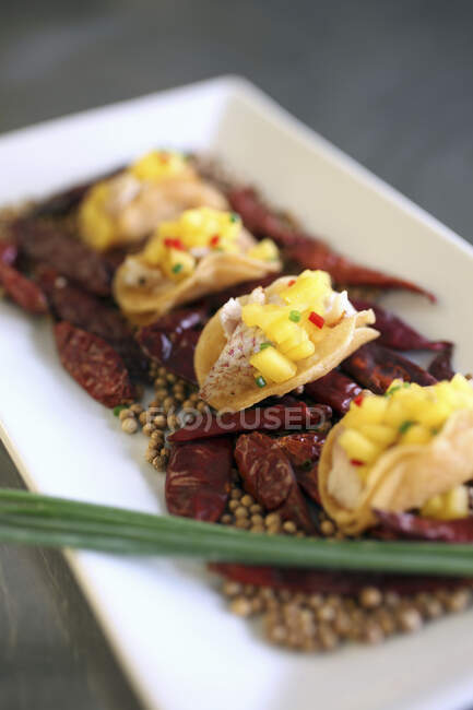 Mini tacos de peixe com salsa de manga — Fotografia de Stock
