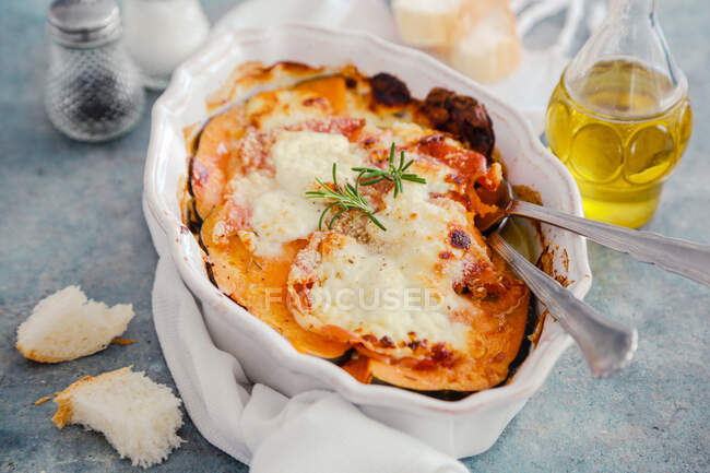 Oven-baked pumpkin with bacon, rosemary and stracchino — Stock Photo