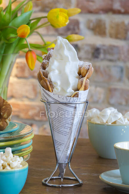 A bubble waffle with frozen yoghurt — Stock Photo