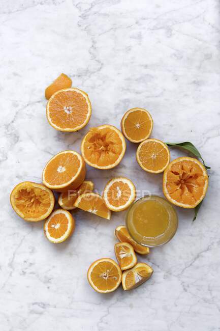 Jugo de clementina recién exprimido - foto de stock
