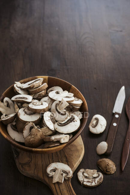 Un bol de champignons tranchés — Photo de stock