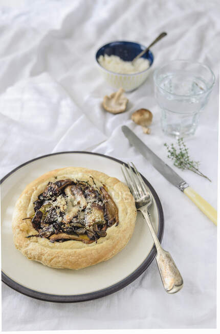 A small mushroom tart with thyme and parmesan — Stock Photo