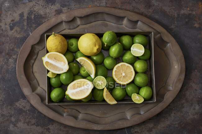 Limes en boîte vue rapprochée — Photo de stock