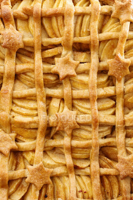 Tarta de manzana con una cubierta de celosía y estrellas pasteleras (detalle) - foto de stock