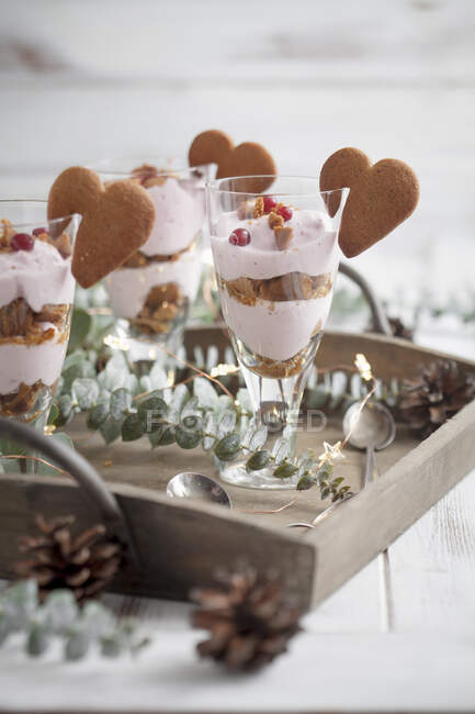 Trifle with crushed gingerbread cookies and lingonberry cream — Stock Photo