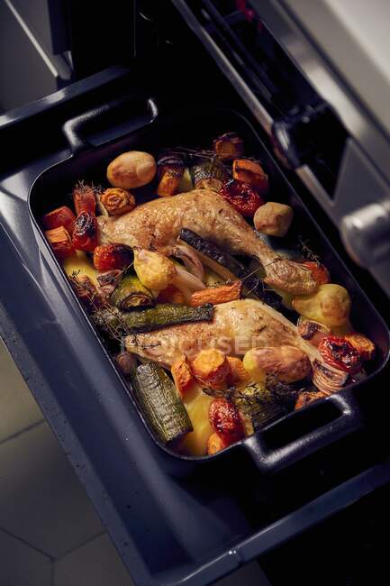 Chicken legs with vegetables fresh from the oven — Stock Photo