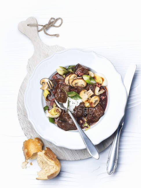 Game stew with mushrooms and leek — Stock Photo
