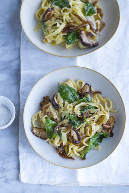 Fettuccine with spinach, mushrooms and caramelised onions — Stock Photo