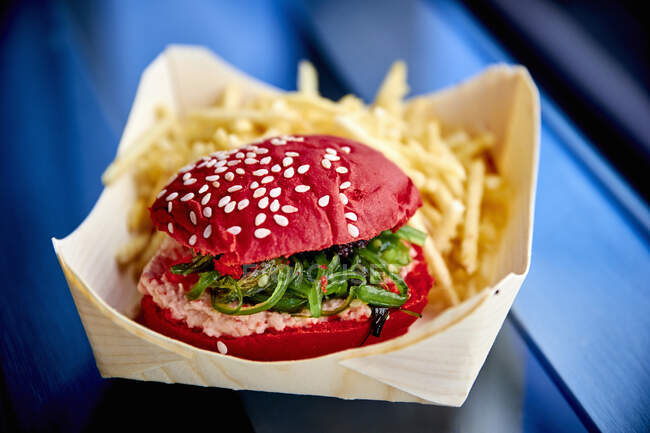 Un burger rouge avec de la viande de crabe et des algues — Photo de stock