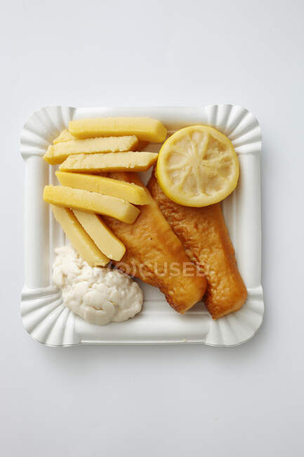 Postre de mazapán con forma de pescado y patatas fritas - foto de stock