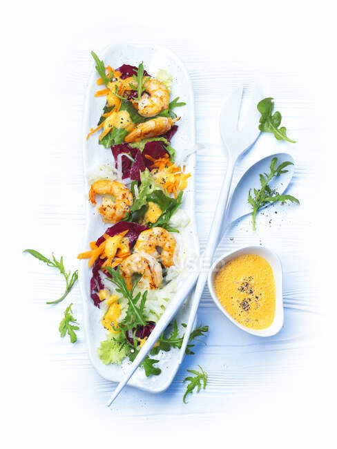 Summer salad with shrimp — Stock Photo