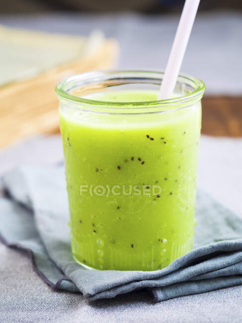 Веганский зеленый смузи киви, авокадо и дыня — стоковое фото